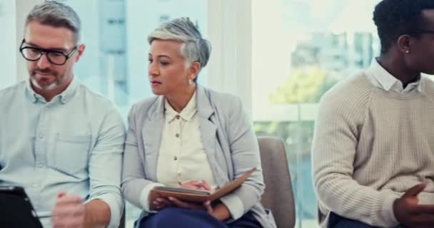 Empresários Entrevista Sala Espera Com Diversidade Recrutamento Contratação Reunião Escritório — Vídeo de Stock