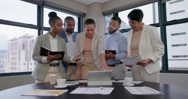 Tablet Επιχειρηματίες Μαύρη Γυναίκα Που Διδάσκουν Μια Συνάντηση Για Σχεδιασμό — Αρχείο Βίντεο