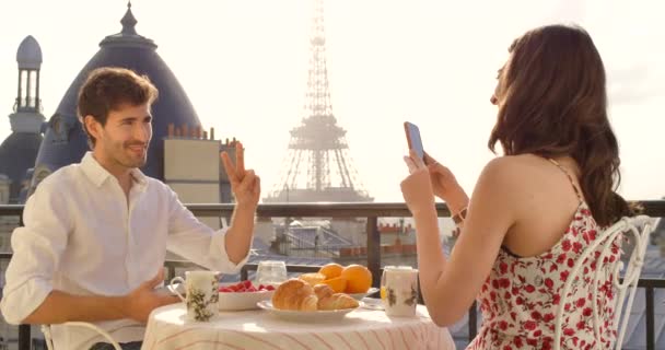 阳台和早餐摄影在巴黎 和平的标志和微笑的概况图片在桌上 年轻人 女人和社交媒体在法国的旅行记忆 假期或爱情 食物和露台 — 图库视频影像