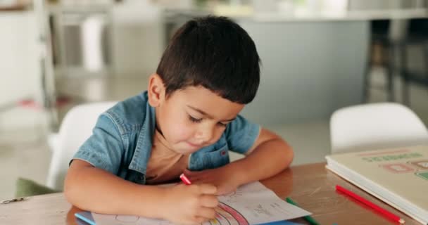 男孩和家庭与儿童教育 学习和色彩活动促进发展 有学生成长的书籍 学校作业和幼儿 带着纸和图解在家里画画 — 图库视频影像