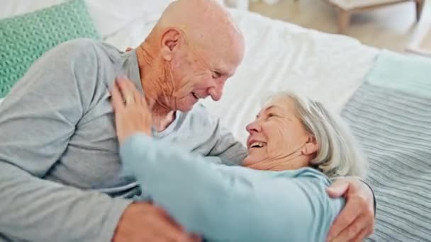 Senior Αγάπη Και Ευτυχισμένο Ζευγάρι Φιλί Στο Κρεβάτι Φροντίδα Και — Αρχείο Βίντεο