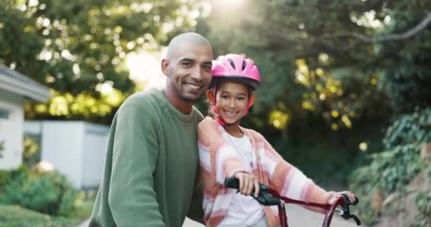 Cara Pai Criança Com Capacete Bicicleta Quintal Jardim Sua Casa — Vídeo de Stock
