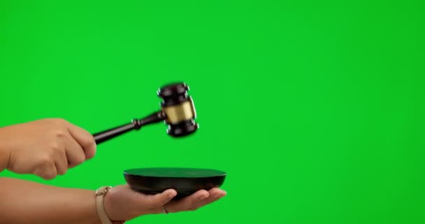 在绿色屏幕上的手 法官和石碑 用于法律 法院或对判决 公正或工作室背景下拍卖的关注 审判室 铁锤和要求维持秩序 开会或作出判决的法律工具 — 图库视频影像