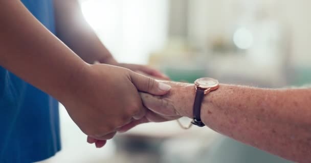 手牵手和老年病人 带着感激之情和照顾者的支持在退休之家体谅他人 老年人 医疗保健人员和医生在诊所的善意 帮助和希望 — 图库视频影像