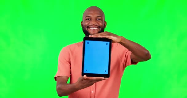 Uomo Nero Tablet Mock Con Schermo Verde Chiave Cromatica Pubblicità — Video Stock
