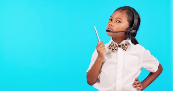 Beslut Barntänkande Och Med Headset Mot Blå Bakgrund För Val — Stockvideo