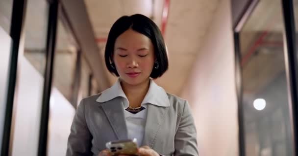 Smartphone Negocios Mujer Asiática Caminando Mecanografía Conexión Con Banca Línea — Vídeo de stock