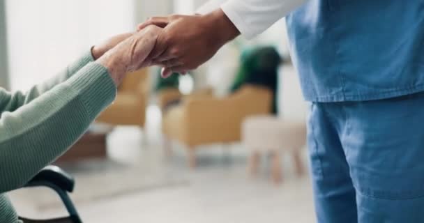 Altenpflege Händchenhalten Und Arzt Mit Einem Patienten Rollstuhl Für Unterstützung — Stockvideo