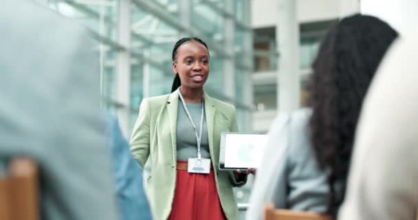 セミナー プロジェクト管理のための会議で黒人女性とのタブレット データ プレゼンテーション コーチング ブレインストーミング トレーニングのためのビジネスの人々とのアイデア チームワークと戦略 — ストック動画