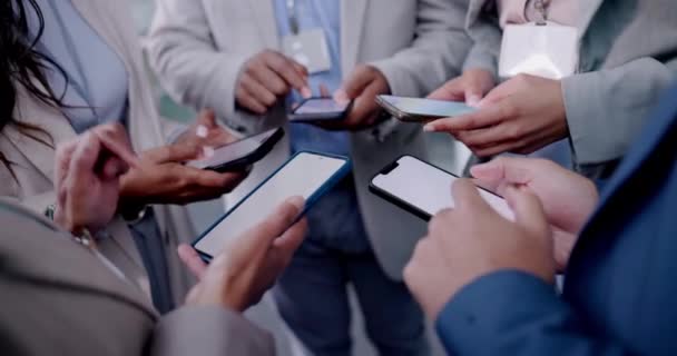 Biznesmeni Ręce Telefon Tworzenia Sieci Synchronizacji Danych Lub Udostępniania Informacji — Wideo stockowe