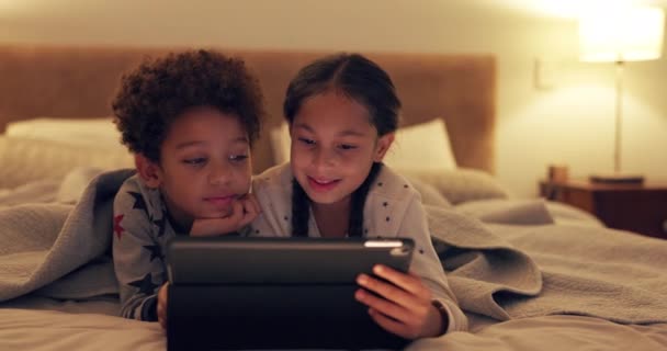 娯楽やコメディのために自宅のベッドのタブレット上で見て ビデオ 兄弟姉妹および笑顔の絆のための寝室でオンライン アプリまたはゲームと映画をストリーミングするための技術と一緒に — ストック動画