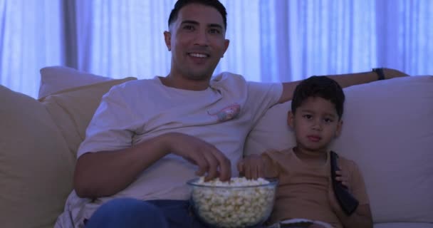 Film Far Och Pojke Soffa Popcorn Och Koppla Med Lycka — Stockvideo