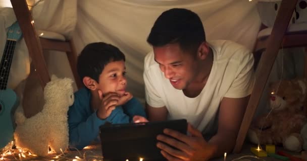 Noite Pai Menino Tablet Barraca Assistindo Filmes Jogos Online Desenhos — Vídeo de Stock