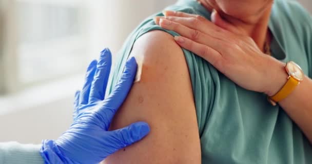 Kvinna Läkare Och Händer Med Plåster För Injektion Vaccin Eller — Stockvideo