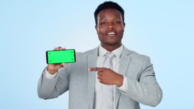 Yeşil ekran, telefon ve iş adamı stüdyoda haber, bilgi ya da tanıtım için mavi arka planda. Afrikalı erkek girişimcinin akıllı telefonu, görüntüsü ve portresi. Kayıt olun, uygulama yapın veya teklif edin..