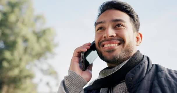 Телефонний Дзвінок Зовнішній Чоловік Посмішкою Мережею Спілкуванням Свіжим Повітрям Розмовами — стокове відео
