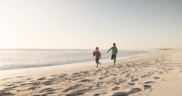 Παραλία Χαρούμενος Και Παιδιά Τρέχουν Για Έναν Αγώνα Διασκεδαστικό Ανταγωνισμό — Αρχείο Βίντεο