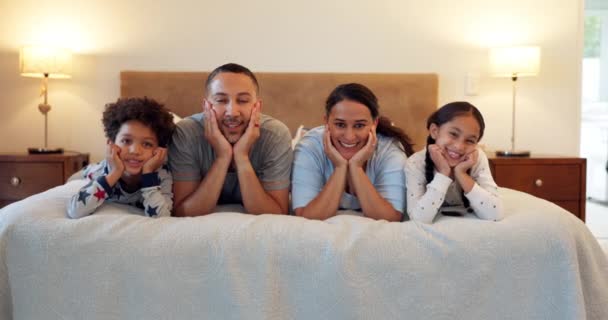 一緒に幸せで 幸せなベッドの上の肖像画は または子供のための愛を持つ親と一緒に キッズ 笑顔でベッドルームや男の子とつながる — ストック動画
