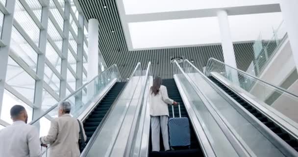 Flughafen Gepäck Und Der Rücken Von Geschäftsleuten Auf Einer Rolltreppe — Stockvideo