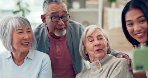 老人和快乐的自私自利与护理人员在疗养院 上了年纪的妇女和一个男人在社交媒体 相貌照片或记忆中与一个即将退休的年轻人一起微笑 — 图库视频影像
