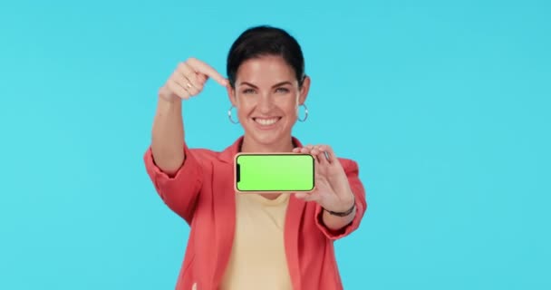 Zelená Obrazovka Telefon Tvář Šťastná Žena Ukazují Maketu Propagace Prezentace — Stock video