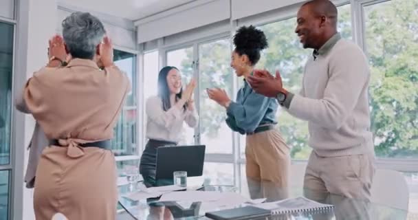 庆贺快乐的生意人在与胜利 成就和成功的交会中 企业办公室 团队合作 以及为胜利 支持和合作而欢呼的兴奋男女 — 图库视频影像