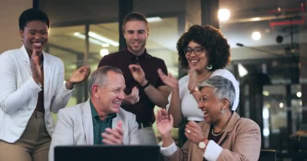 Gente Negocios Aplausos Celebrar Éxito Ordenador Portátil Una Oficina Coworking — Vídeo de stock