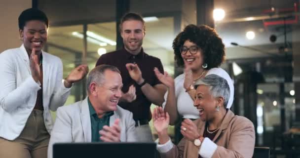 商人们 晚上在同事办公室的电脑前庆祝成功 多样化的男女团队在工作到很晚的时候为获胜 目标成就和奖金晋升鼓掌 — 图库视频影像