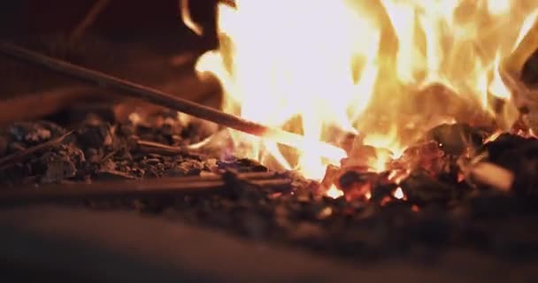 Demirci Atölyesinde Metal Çubuk Ateş Kaynak Çeliği Kömür Yakan Aletler — Stok video