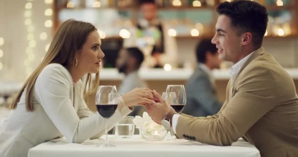 Komik Restoranda Ele Tutuşmak Akşam Yemeğinde Evlilik Yıldönümü Kutlaması Yapan — Stok video