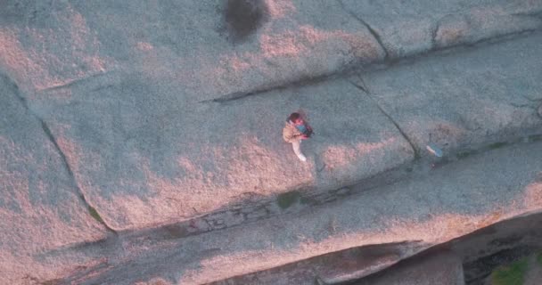 Дрон Фотографія Людина Пляжному Камені Заході Сонця Технологією Зйомок Фільму — стокове відео