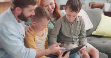 Ebeveynler, çocuklar ve tablet aile evinde çevrimiçi oyunlar, kitap okuma ve eğitim aboneliği. Anne, baba ve çocuklar dijital teknoloji, medya bağlantısı ve dinlenme odasında çizgi film yayınlıyorlar..