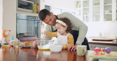 Yemek pişirme, kız ve baba mutfakta, aile evinde öğrenme için kaynaşma ve kaliteli zaman geçirme. Mutluluk, tatlı ve baba kızlarıyla eğlencesine yemek pişiriyor ya da hamur işlerine hazırlanıyor.