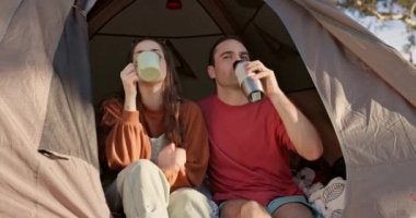 Bir çift, çadır ve kamp, doğada tatil macerası için portrede kahve. Yürüyüşçüler, mutlu erkek ya da kadın kafeinli açık havada kaynaşmak için ya da sevgi ve kucaklaşmayla seyahat etmek için kaliteli zaman.