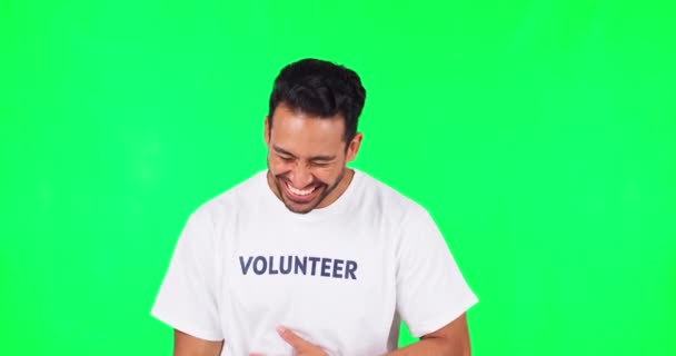 滑稽的志愿者和男人在工作室的绿色屏幕上隔离在一个背景的模拟空间 笑话或幽默引起社区服务的慈善笑柄的形象 快乐和亚洲人 — 图库视频影像
