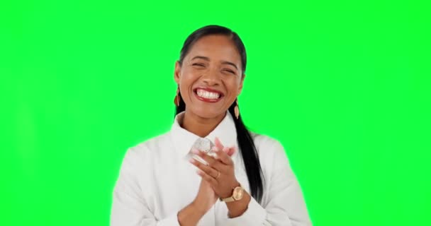 Mujer Feliz Aplausos Celebración Pantalla Verde Para Felicitaciones Contra Fondo — Vídeos de Stock