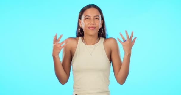 Forvirret Tvivl Kvinde Ansigt Studiet Med Emoji Hænder Til Beslutning – Stock-video