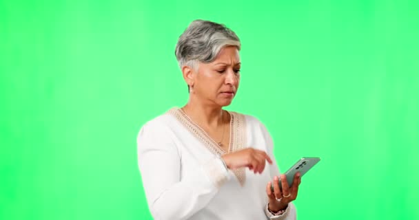 在工作室的绿色屏幕上 困惑和年长的女人被孤立在一个背景模型中 老年人以及社交媒体应用 通信和网上新闻的思考 怀疑或想法 — 图库视频影像