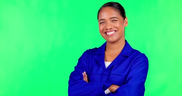 Sorria Braços Cruzados Uma Mulher Mecânica Fundo Tela Verde Estúdio — Vídeo de Stock