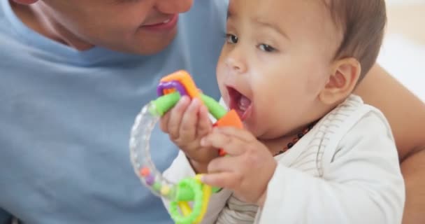 Vater Baby Oder Kind Mit Einem Spielzeug Mund Zum Beißen — Stockvideo