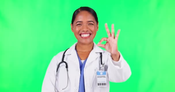 妇女和医生在绿色屏幕上保健成功 支持和卓越的服务 墨西哥医生或临床护士的笑脸 在工作室背景上有 的表情 — 图库视频影像