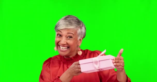 スタジオの背景に孤立した誕生日プレゼントと興奮したシニア女性のギフト 緑の画面と肖像画 幸福やお祝いと驚きと高齢女性の人 — ストック動画