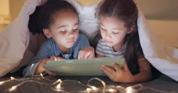 Avond Tablet Kinderen Streamen Een Film Tekenfilm Show Slaapkamer Tent — Stockvideo