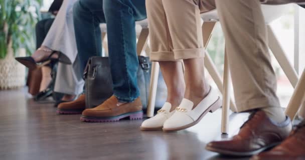 Ноги Бизнес Группа Собеседование Нервным Работником Приемной Возбужденный Обувь Гребля — стоковое видео