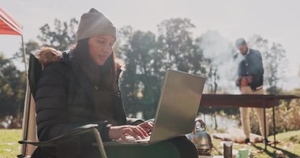 Zelten Freiheit Und Eine Frau Die Ihren Laptop Der Natur — Stockvideo