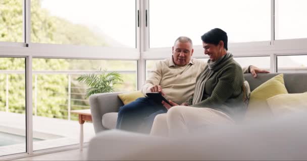 Senior Par Slappe Glad Tablet Hjemmet Med Sociale Medier Sjove – Stock-video
