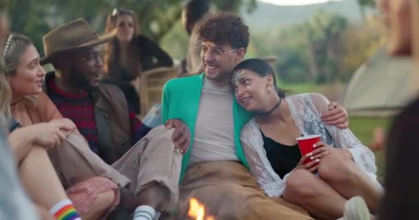篝火和一群年轻人在聚会或户外聚会时 作为朋友在篝火旁聚会庆祝 青年度假或度假时的捆绑 露营和自由 — 图库视频影像