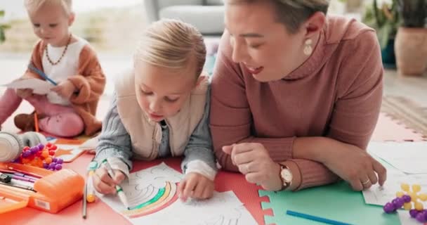 Mutter Kinder Und Zeichnen Auf Dem Wohnzimmerboden Zum Gemeinsamen Kleben — Stockvideo