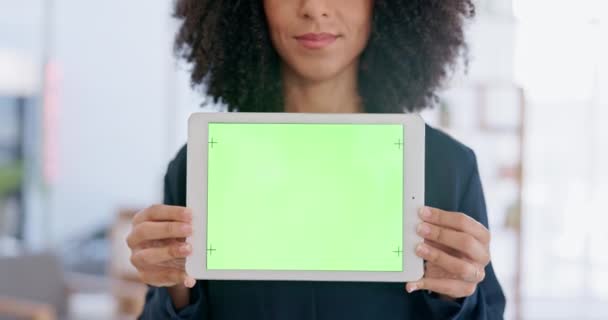 Tableta Pantalla Verde Manos Mujer Oficina Para Tecnología Sitio Web — Vídeo de stock