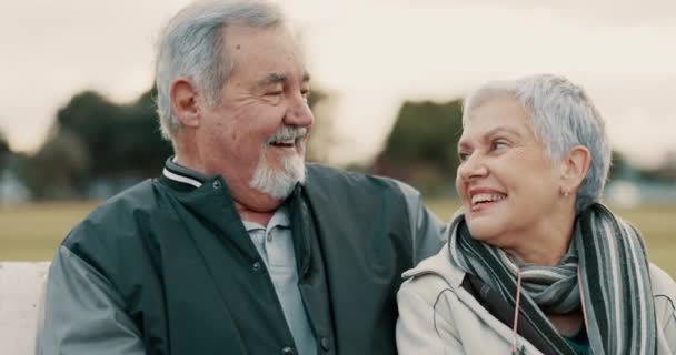 快乐与一对老夫妇一起在公园的退休期间浪漫的约会 与年老体衰的男人和女人在花园里谈情说爱 谈情说爱 — 图库视频影像